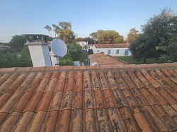 Réalisation et rénovation de faitage de toiture par Entmayer, votre couvreur-zingueur sur toute l'Île d'Oléron. Le faitage est essentiel pour l'étanchéité de votre maison et sa protection contre les intempéries et le vent. Nous assurons la pose de faîtières solides, adaptées au climat marin. Services de couverture et de zinguerie disponibles sur Saint-Georges-d'Oléron, Saint-Pierre-d'Oléron, Le Château-d'Oléron, Saint-Trojan-les-Bains, La Brée-les-Bains, Dolus-d'Oléron et Le Grand-Village-Plage. Qualité et durabilité pour votre toiture (17190). Devis faitage Oléron gratuit.