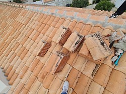 Votre Couvreur Zingueur professionnel sur toute l'Île d'Oléron. Entmayer est spécialisé dans la rénovation de toiture, la réparation de fuites, l'entretien (démoussage) et la pose complète de couverture. Nous assurons également tous les travaux de zinguerie (gouttières, faitage). Notre équipe de couvreurs intervient sur Saint-Georges-d'Oléron, Saint-Pierre-d'Oléron, Le Château-d'Oléron, Saint-Trojan-les-Bains, La Brée-les-Bains, Dolus-d'Oléron et Le Grand-Village-Plage. Faites confiance à un artisan couvreur local pour une toiture étanche et durable (17190). Devis toiture gratuit Oléron.