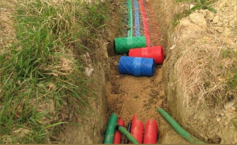 ​Travaux VRD Oléron, installation Voirie et Réseaux Divers Saint-Pierre-d'Oléron, Saint-Georges-d'Oléron, Dolus-d'Oléron, Le Château-d'Oléron, Saint-Trojan-les-Bains, La Brée-les-Bains, Saint-Denis-d'Oléron, Le Grand-Village-Plage. Pose de gaines réseaux secs, tranchées raccordement eau électricité télécom, entreprise travaux publics Île d'Oléron.