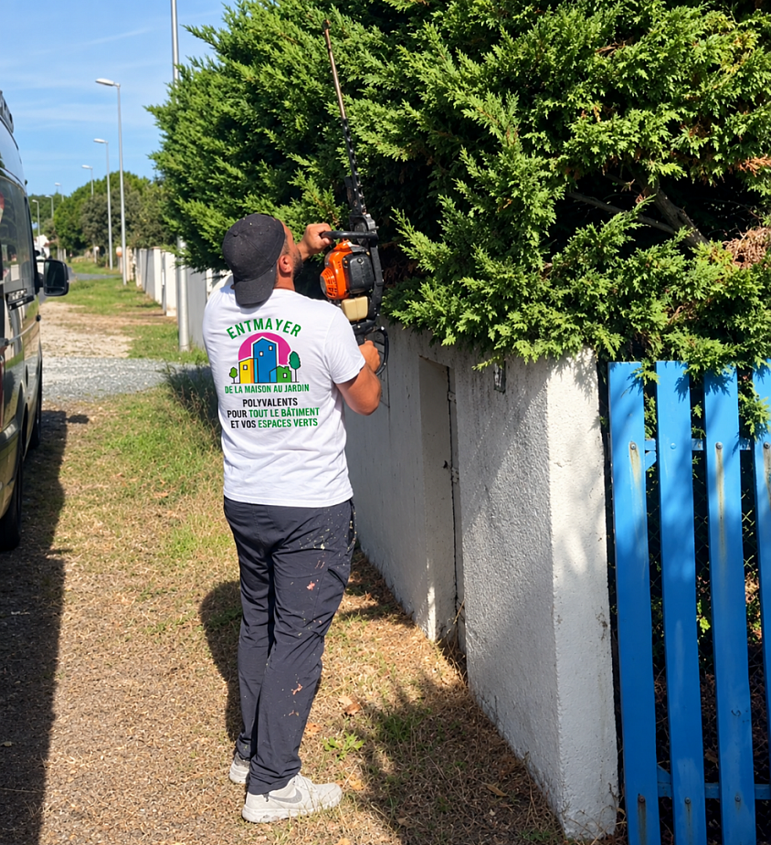Entretien jardins et espaces verts sur l'Île d'Oléron : taille de haies, tonte de pelouse, élagage et aménagement Paysager. Service rapide et soigné pour particuliers et professionnels. Contactez-nous pour un devis gratuit !